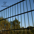 Vista de la cerca de doble alambre con alambre de púas